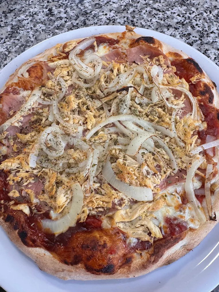 Pizza recién horneada